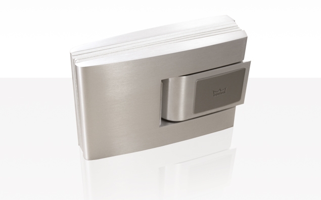 Nahaufnahme eines Designbeschlages freigestellt in Silber