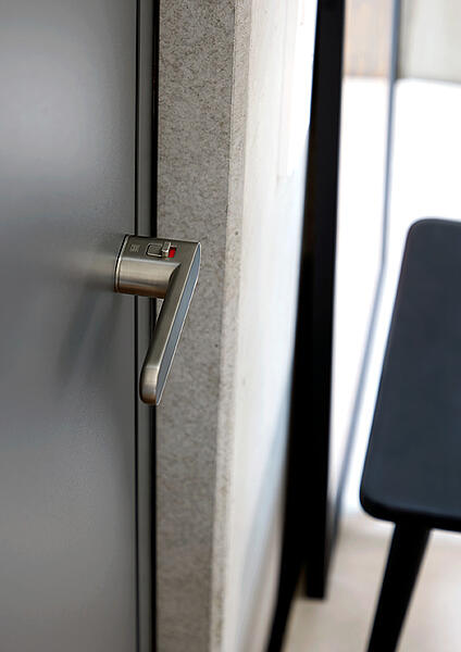 Moderner Türdrücker in Edelstahl-Optik mit smart2lock Technik an grauer Innentür – PP Holz & Raum Design Geseke