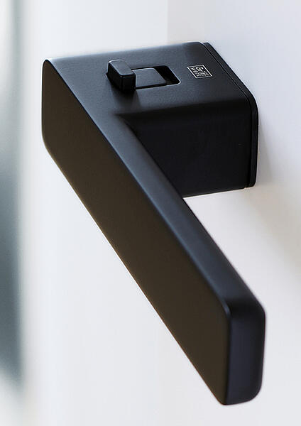 Schwarzer Design-Türdrücker mit integrierter smart2lock Funktion – Ausstellung PP Holz & Raum Design Geseke