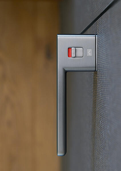 Edelstahl Türdrücker mit integrierter smart2lock Schließtechnik und roter Anzeige – Ausstellung PP Holz & Raum Design in Geseke