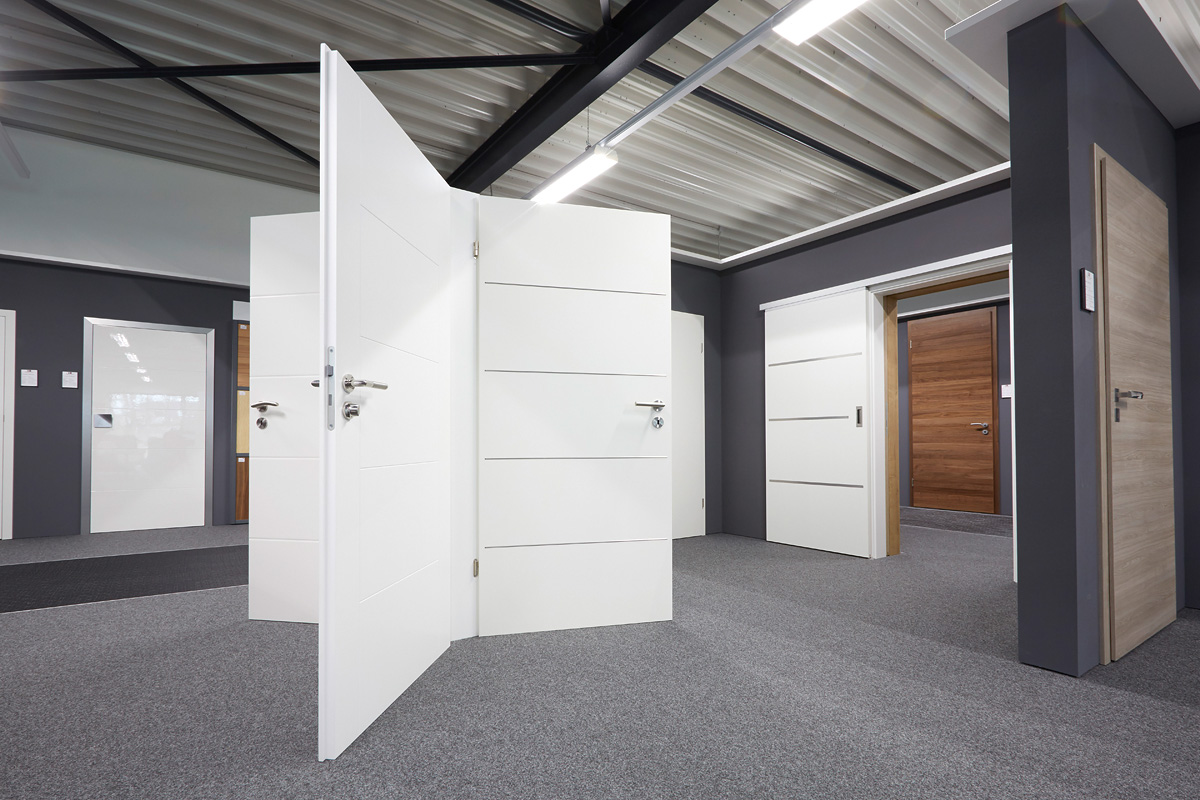 Moderne und weiße Innentüren in der Ausstellung von von Holz & Raum Design in Geseke