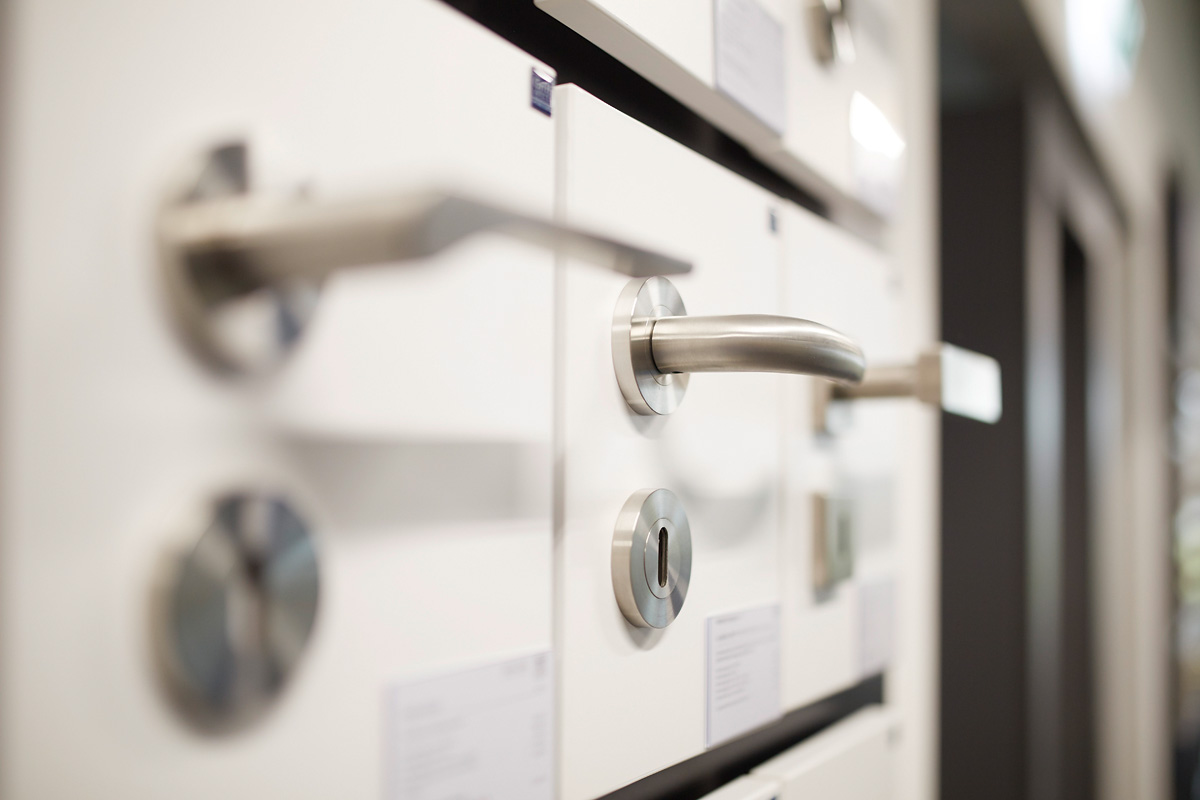 Eine Nahaufnahme der Türdrücker  in der Ausstellung von von Holz & Raum Design in Geseke