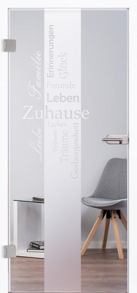 Eine Ganzglastür, mit Sandstrahlung, darauf Worte wie Zuhause, Leben, Glück und Liebe