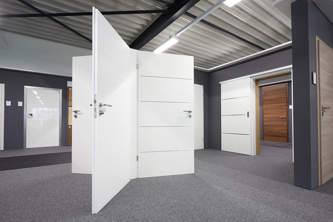 Weiße Innentüren in der Ausstellung von PP Holz & Raum in Geseke
