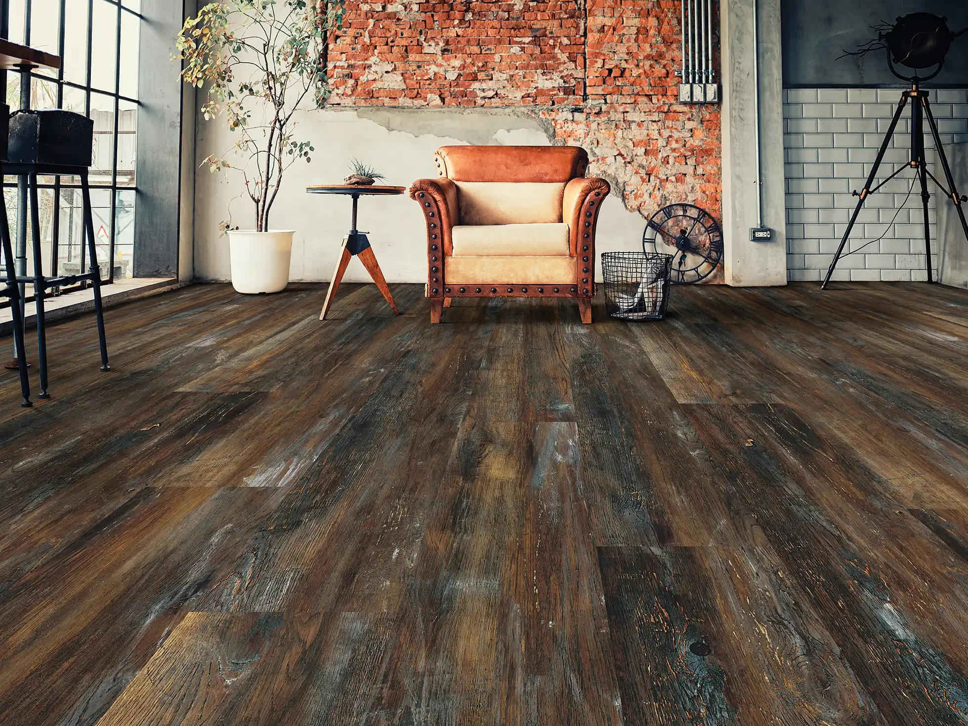 ein moderner Loftraum im Industriestil mit einem Metallfarbenden Holzstruktur Korkboden