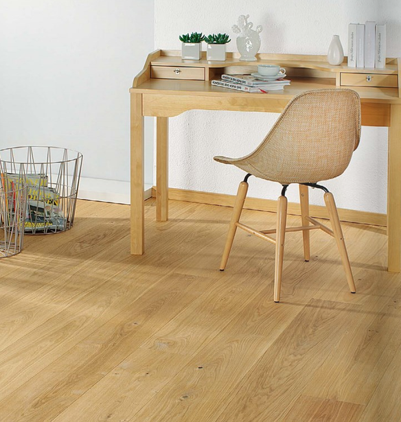 eine moderne minimalistische Arbeitsecke in der Wohnung mit einem schönen Parkettboden