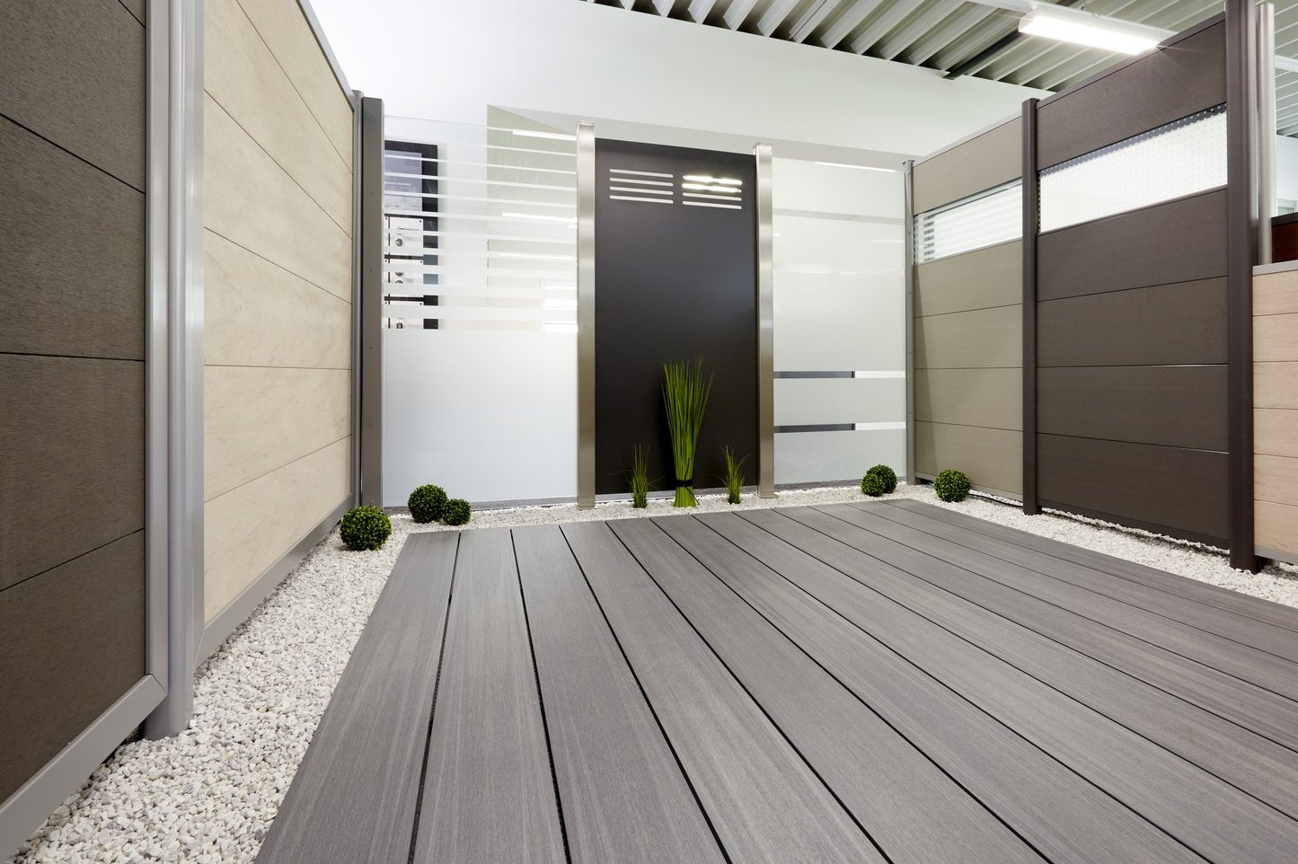 moderne und schöne Terrassendielen von von Traumgarten in unserer Ausstellung in Geseke