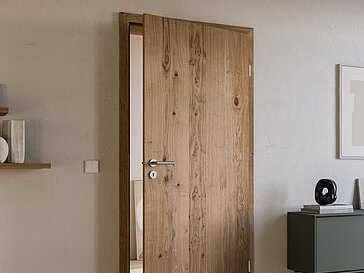 Eine moderne Innentür aus Holz leicht geöfnet