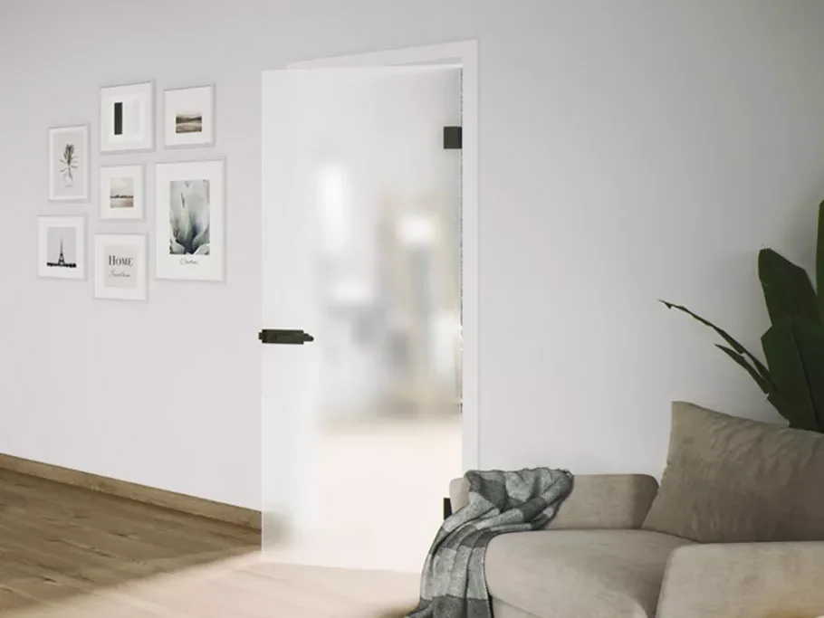 ein heller Raum, weiße Wände, links ein paar kleine Bilder an der Wand eine leicht satinierte Ganzglastür ist leicht geöffnet